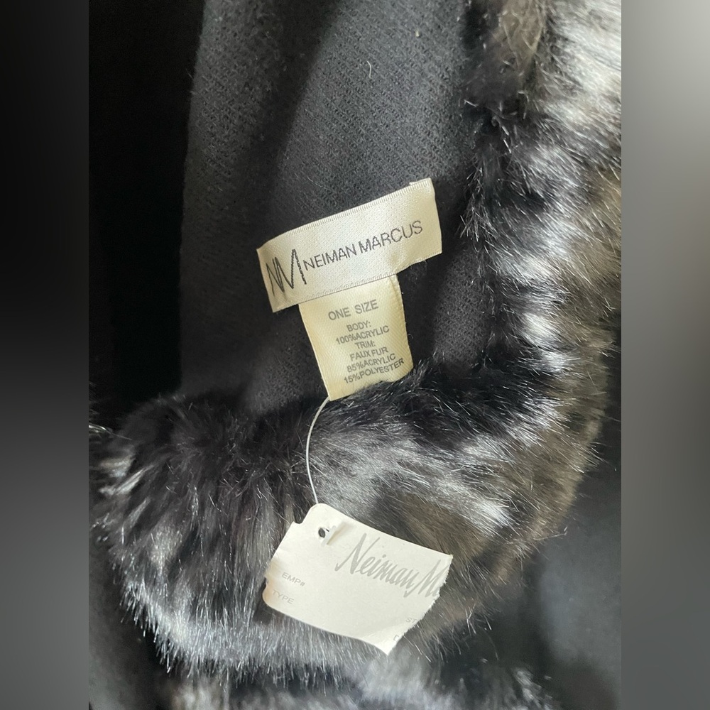 Neiman Marcus acrylic black one size faux fur shawl or shrug - Picture 2 of 3
